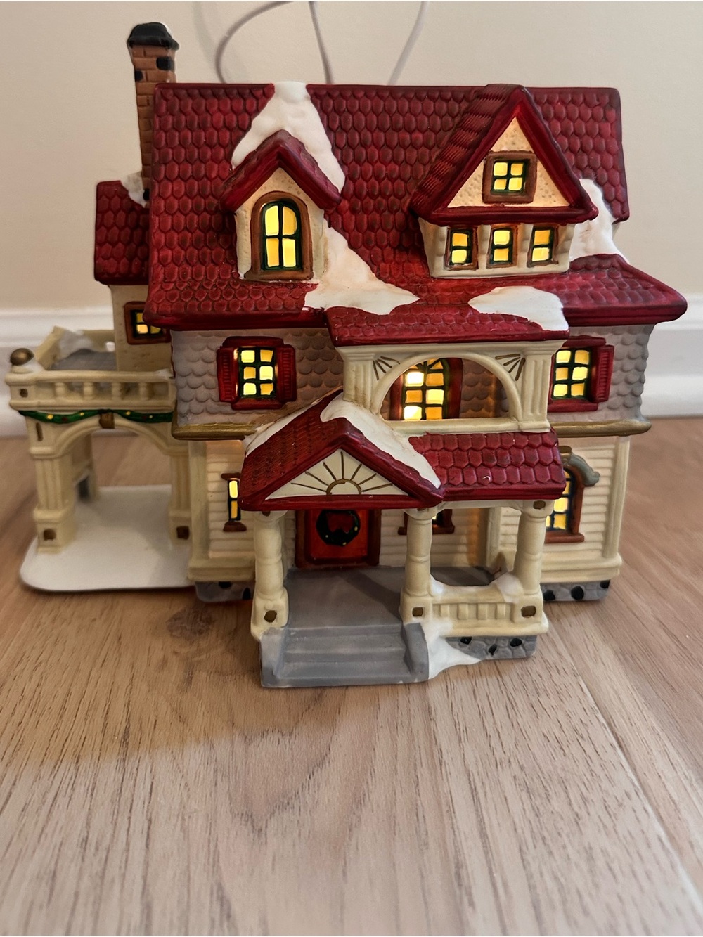Santa’s Workbench Collection Clairborne Estate Christmas Village House – 1999
